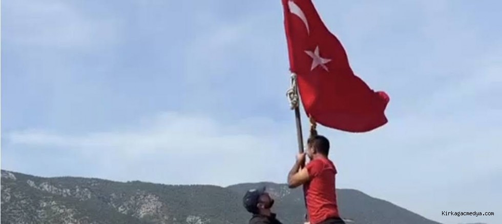 İKİ ARKADAŞ YIPRANAN TÜRK BAYRAĞINI YENİLEDİLER