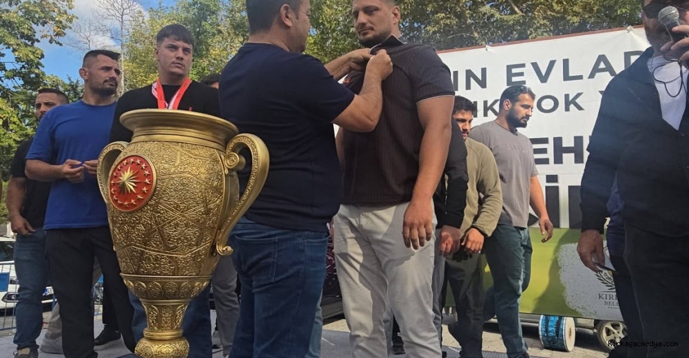 KIRKAĞAÇ BAŞPEHLİVANINI BİNLERCE KİŞİYLE KARŞILADI