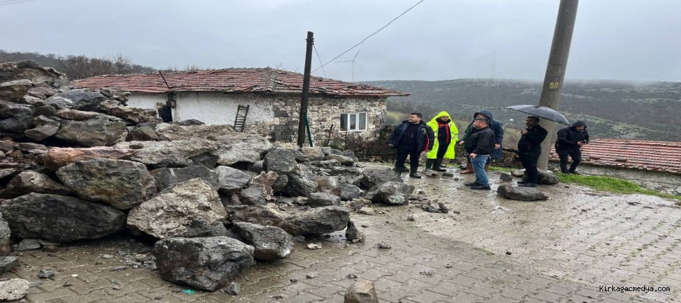 Aşırı Yağış Cami İstinat Duvarını Yıktı