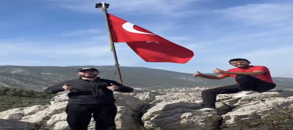 İKİ ARKADAŞ YIPRANAN TÜRK BAYRAĞINI YENİLEDİLER