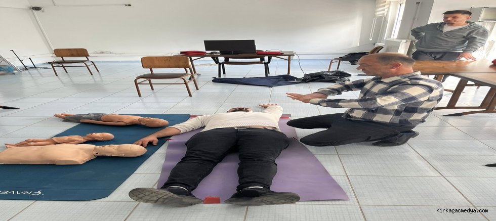 Kırkağaç ilçesinde spor kulübü personeline ilk yardım eğitimi verildi.