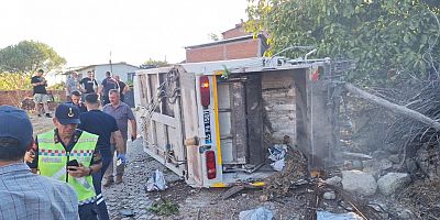 Belediye çöp aracı devrildi: 1 yaralı