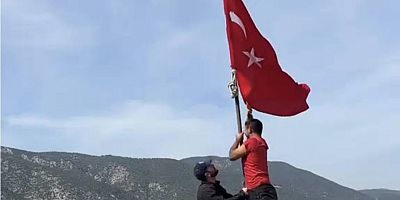 İKİ ARKADAŞ YIPRANAN TÜRK BAYRAĞINI YENİLEDİLER