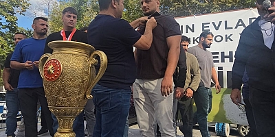 KIRKAĞAÇ BAŞPEHLİVANINI BİNLERCE KİŞİYLE KARŞILADI