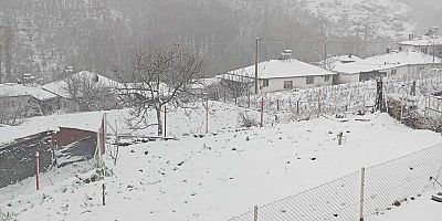 Kırkağaç’ta kar yağışı etkili oluyor