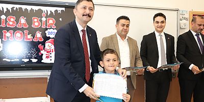 ÖĞRENCİLER KARNELERİNİ ALDILAR