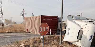 TIR DEVRİLDİ SÜRÜCÜ HAFİF YARALANDI