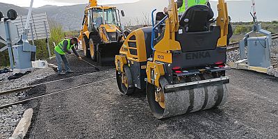 TREN YOLU GEÇİTLERİNE ASFALT DÖKÜLDÜ