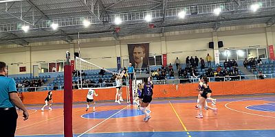 Voleybol 2. Lig karşılaşmasında derbide kazanan Akhisar Gücü oldu. 