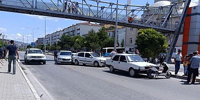 Zincirleme kaza 3 araç birbirine girdi